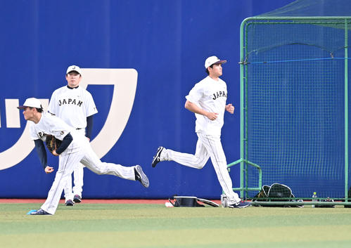 WBC】侍ジャパン大谷翔平、岩手の後輩・佐々木朗希と笑顔で“アメリカ流