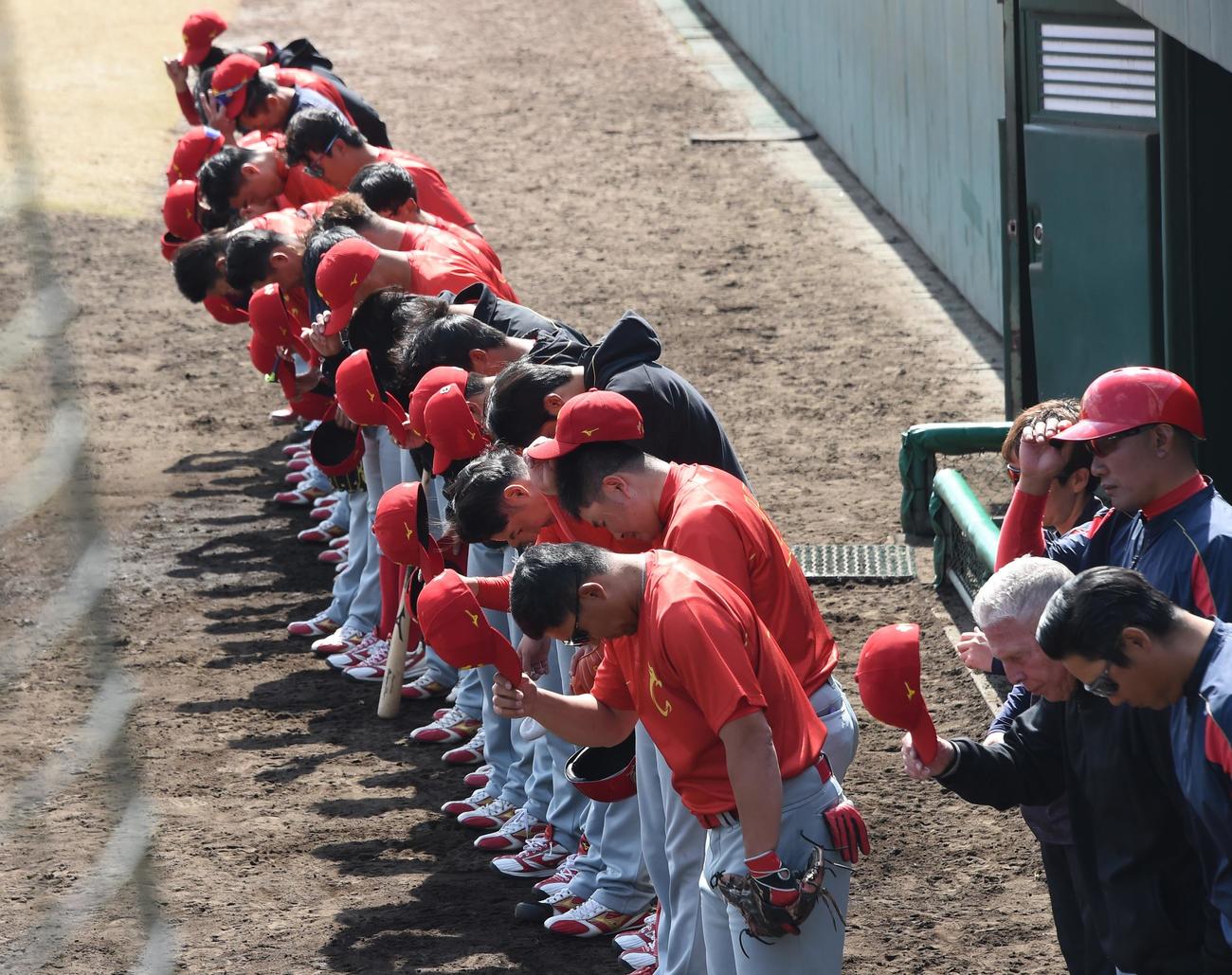 WBC中国代表対ENEOS　試合前に一礼する中国の選手たち（撮影・鈴木正章）