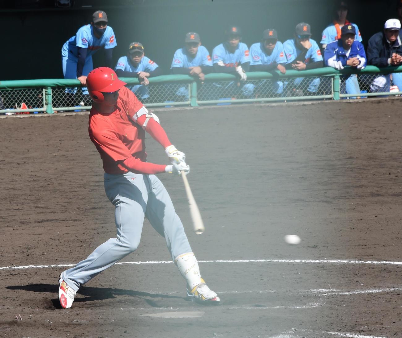 WBC中国代表対ENEOS 3回裏WBC中国代表1死、中前打を放つ真砂（撮影・鈴木正章）