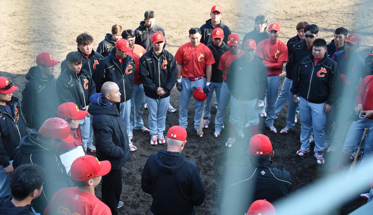 WBC中国代表対ENEOS　大敗を喫し、ベンチ前でミーティングを行う中国の選手たち（撮影・鈴木正章）