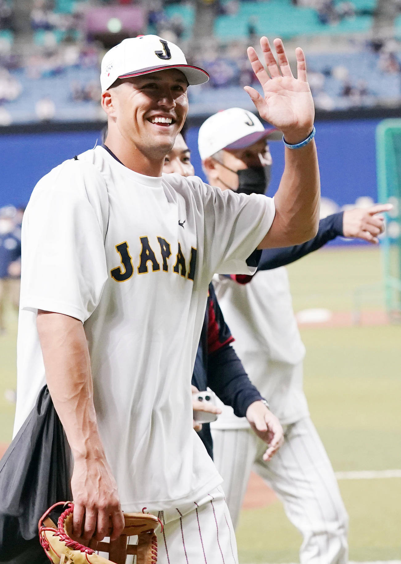ファンに笑顔で手を振るヌートバー（撮影・狩俣裕三）