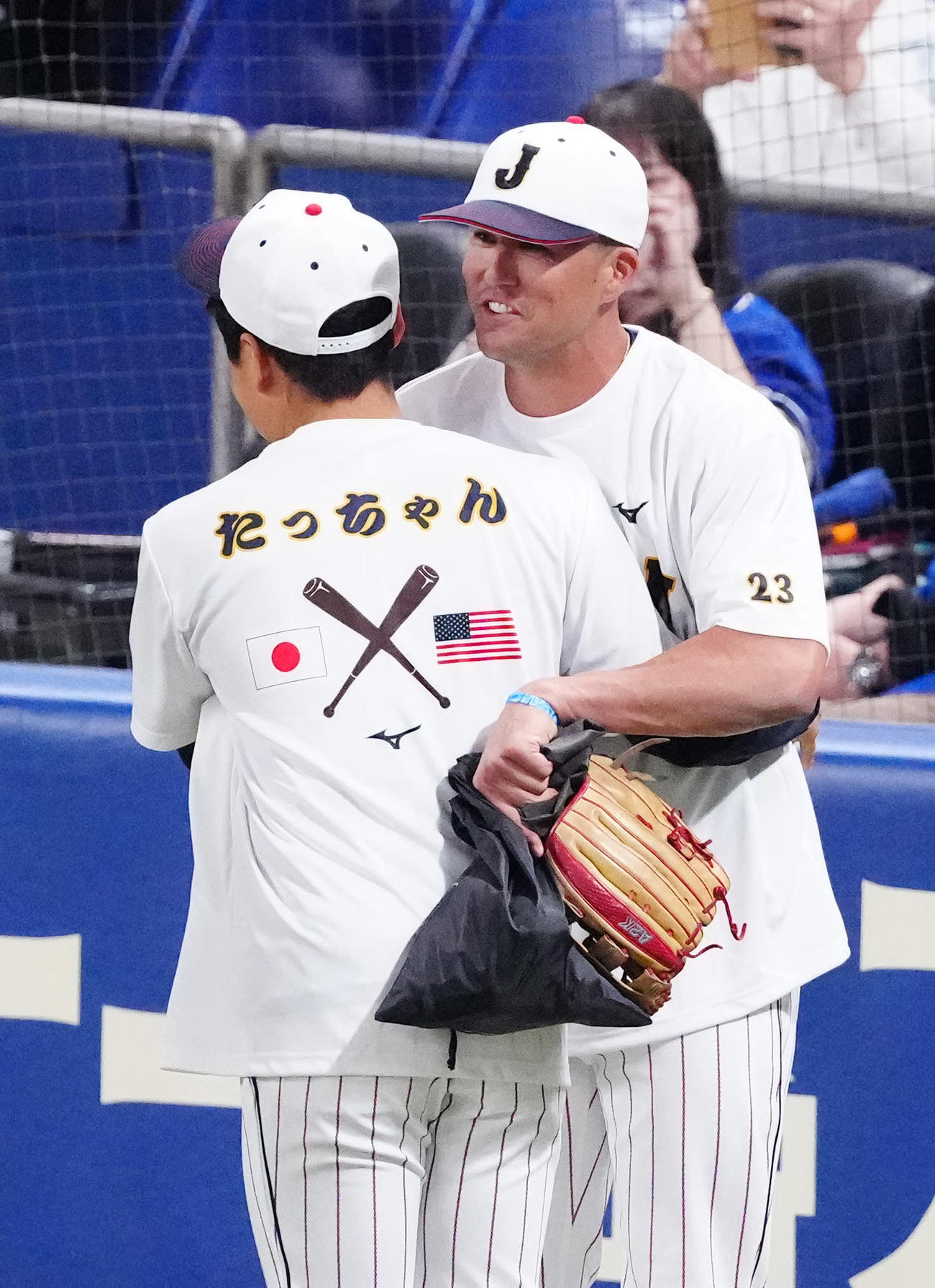 ウオーミングアップ中、中村（左）とあいさつを交わすヌートバー（撮影・江口和貴）
