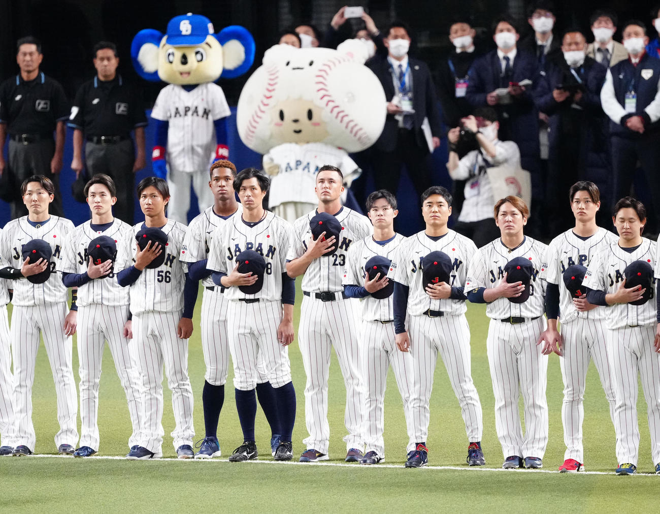 侍ジャパン対中日　試合前のセレモニーで君が代斉唱するヌートバー（中央）ら選手たち（撮影・江口和貴）
