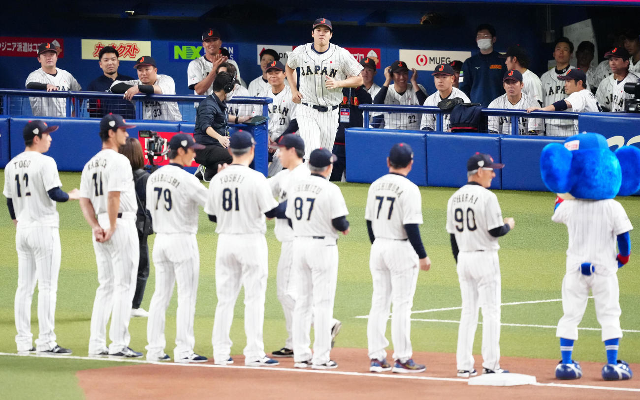 侍ジャパン対中日　試合前のセレモニーに臨む大谷（中央）（撮影・江口和貴）