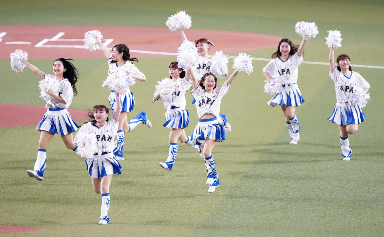 侍ジャパン対中日　試合前、侍ジャパンのユニホームを着て、パフォーマンスするチアドラゴンズ（撮影・江口和貴）