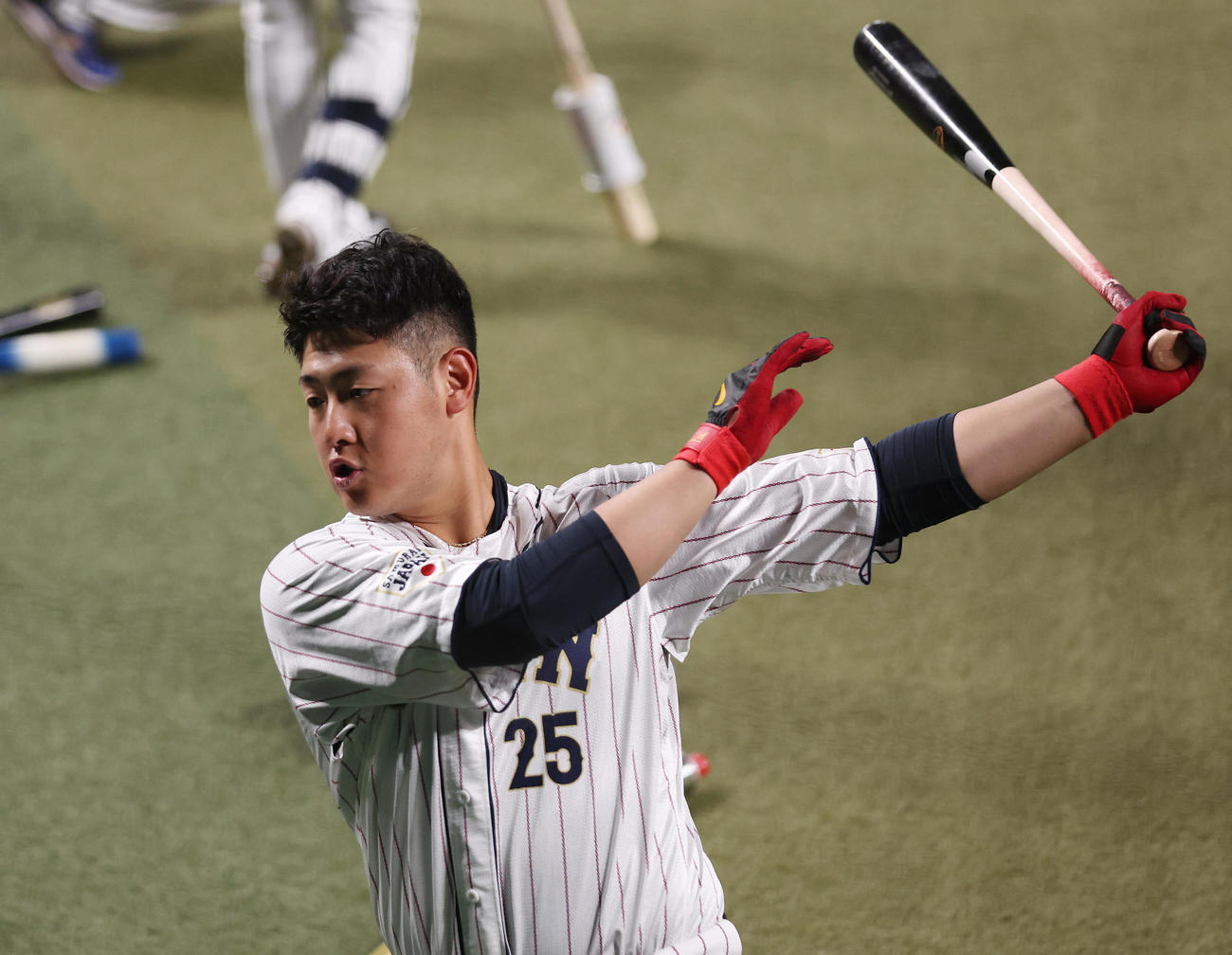 ティー打撃を行う岡本（撮影・前田充）