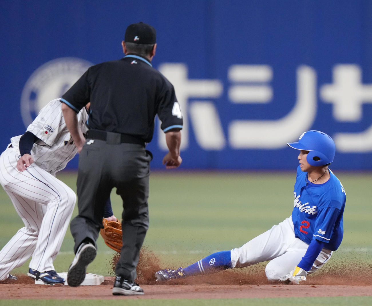 侍ジャパン対中日　3回表中日2死一塁、二盗を決める田中（右）（撮影・狩俣裕三）