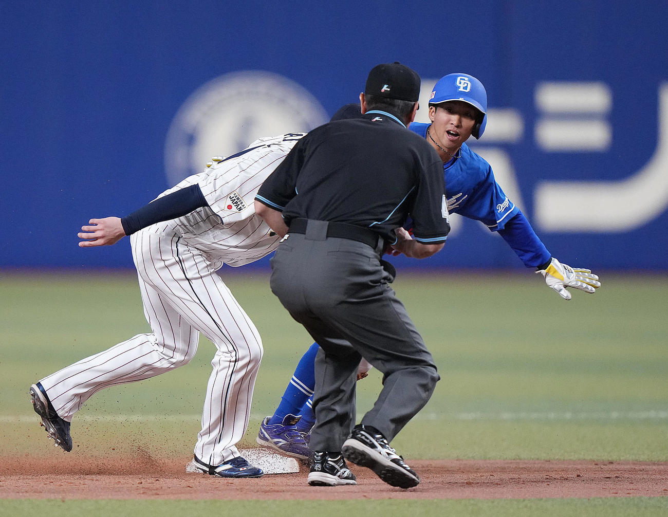 侍ジャパン対中日　3回表中日2死一塁、二盗を決める田中（右）（撮影・狩俣裕三）