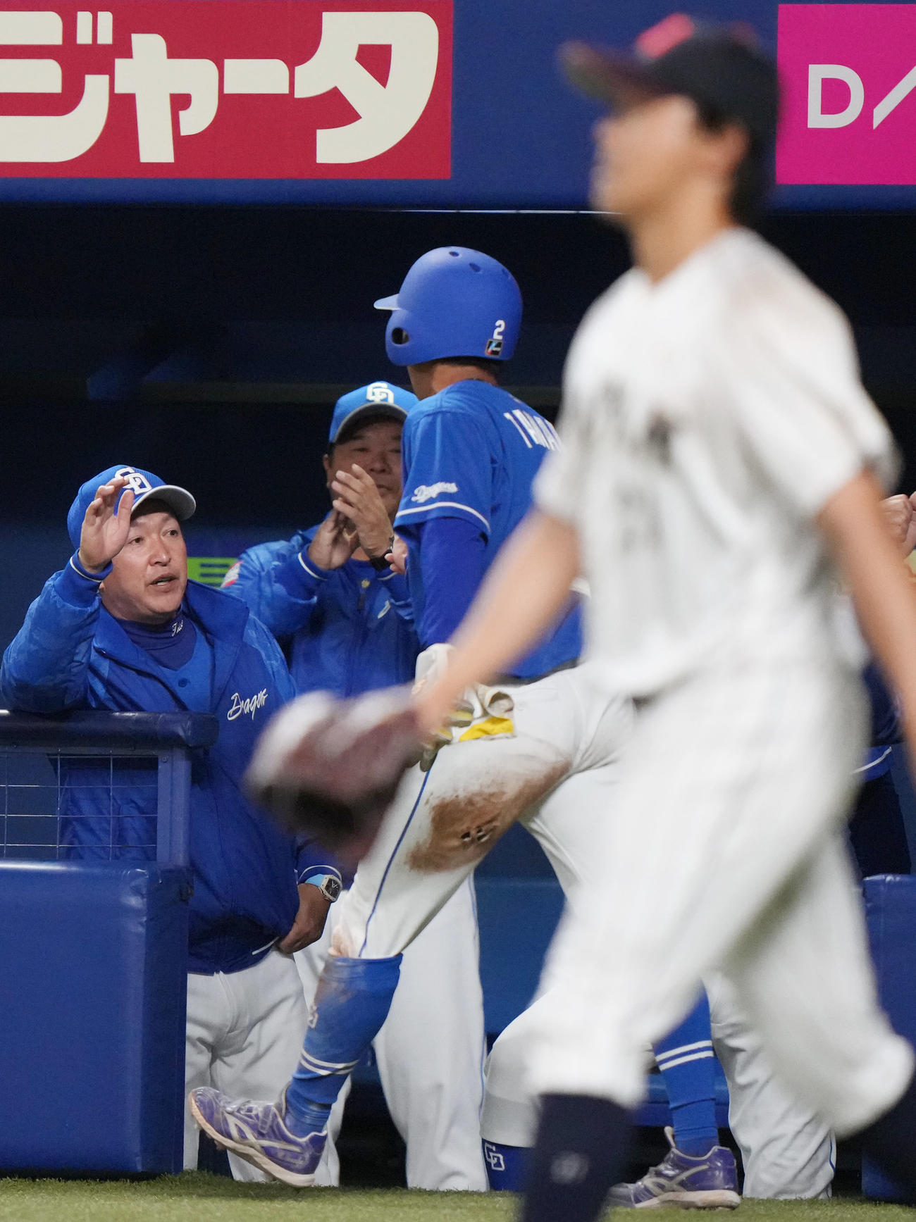 侍ジャパン対中日　3回表中日2死二塁、カリステの先制適時打で生還した田中（後方右）を迎える立浪監督。手前は今永（撮影・狩俣裕三）