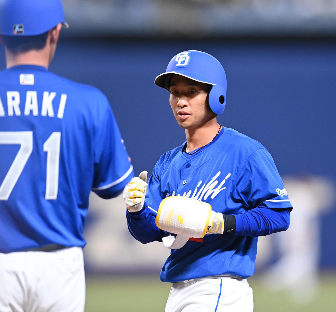 壮行試合侍ジャパン対中日　3回表中日1死、左前安打を放った田中（右）（撮影・森本幸一）