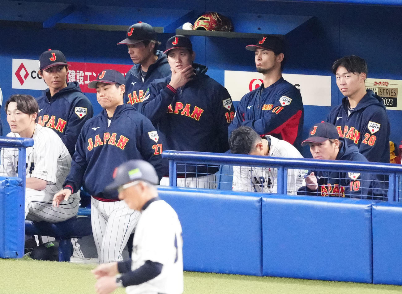 侍ジャパン対中日　3回裏、ベンチで言葉を交わすダルビッシュ（中央右）と大谷（同左）（撮影・江口和貴）
