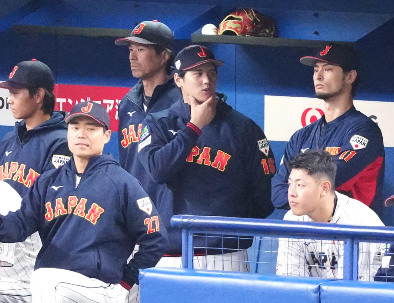 侍ジャパン対中日　3回裏、ベンチで言葉を交わすダルビッシュ（右）と大谷（撮影・江口和貴）