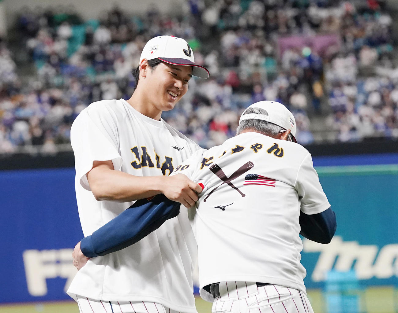 侍ジャパン対中日　試合前練習に登場し、白井ヘッドコーチ（右）にわざとぶつかる大谷（撮影・狩俣裕三）