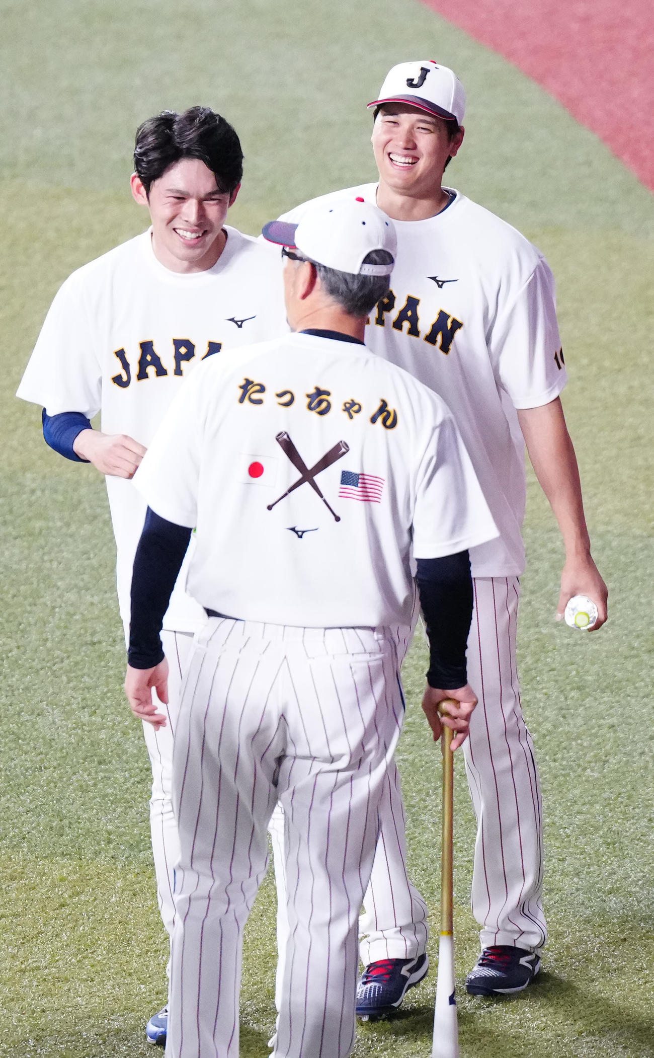 練習中、吉井投手コーチ（中央）と言葉をかわし、笑顔を見せる大谷（右）と佐々木（撮影・江口和貴）