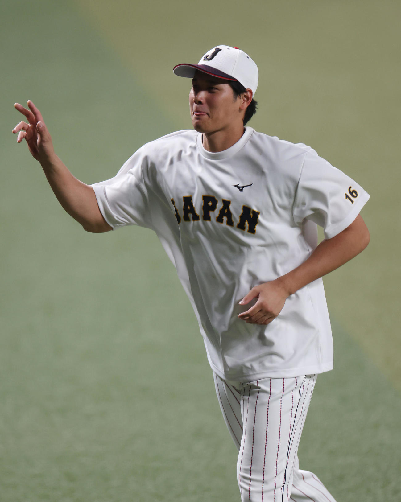 ファンの声援に応える大谷（撮影・前田充）