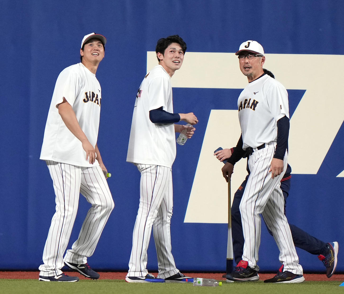 侍ジャパン対中日　試合前練習で、佐々木（中央）、吉井投手コーチ（右）と談笑する大谷（撮影・狩俣裕三）