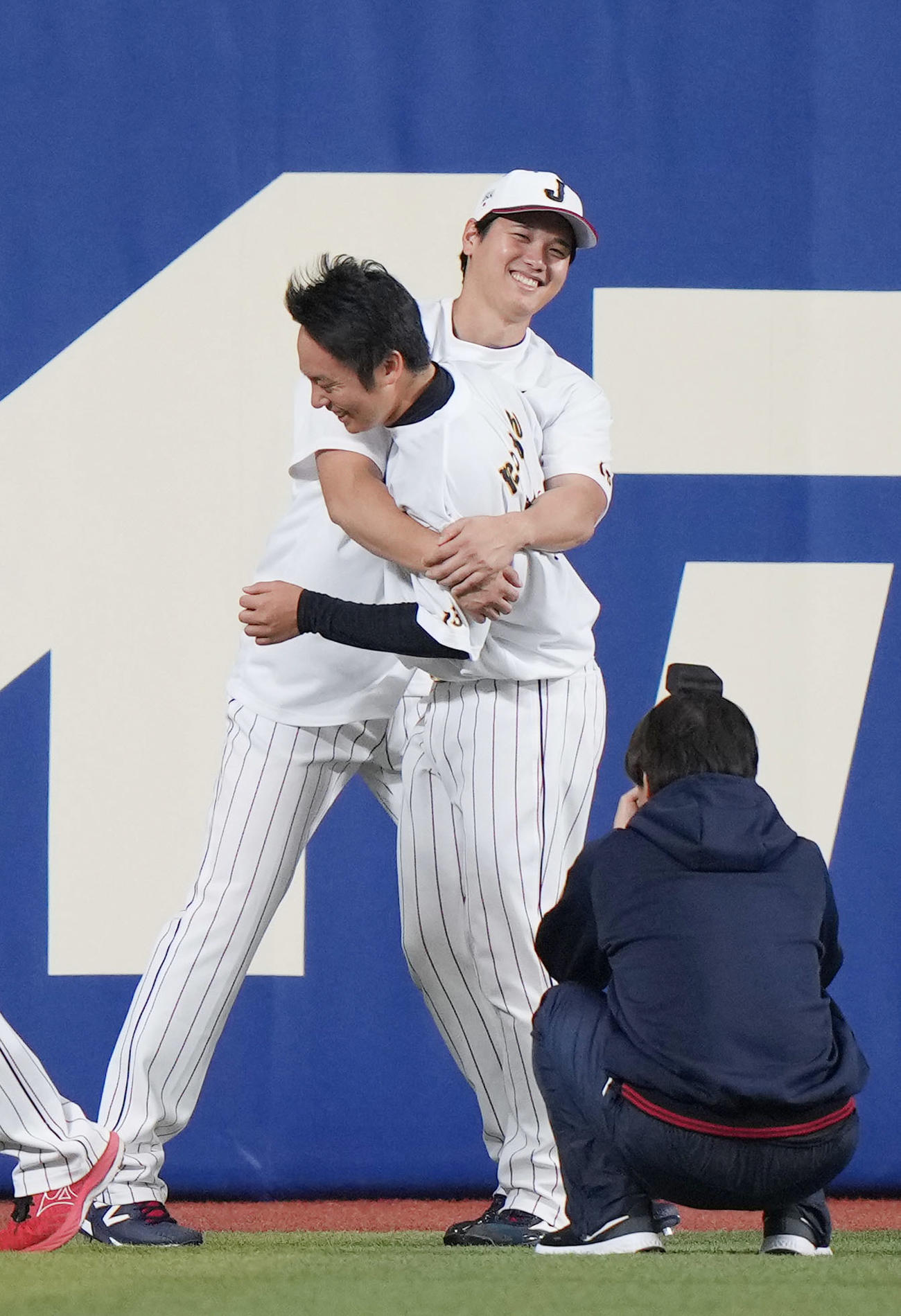 壮行試合侍ジャパン対中日　試合前練習に登場し、松井（右）をハグし、笑顔を見せる大谷（撮影・狩俣裕三）
