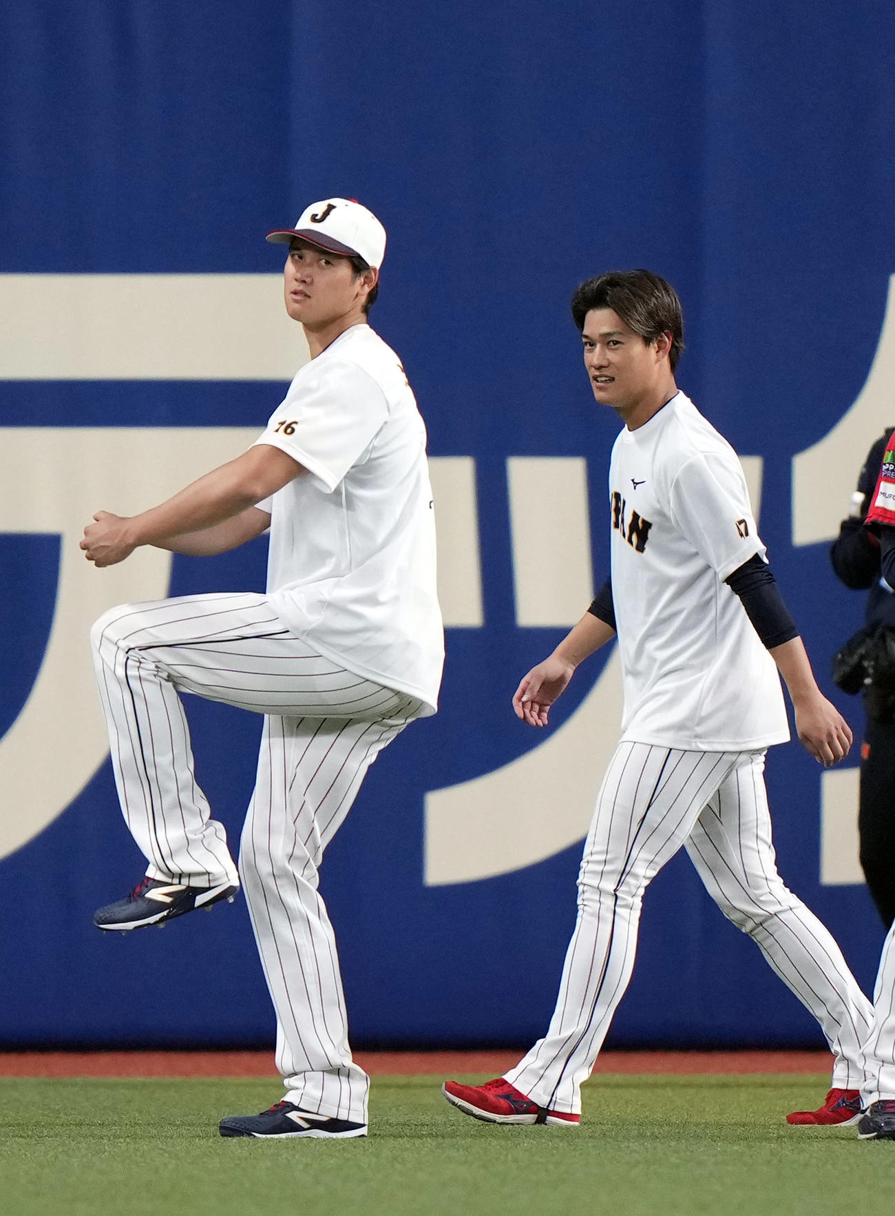 侍ジャパン対中日　試合前練習に登場し、投球フォームを見せる大谷（左）。右はじっくり見る高橋奎（撮影・狩俣裕三）