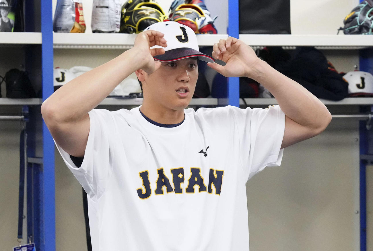 WBC日本代表に合流し、ロッカールームで帽子をかぶる大谷翔平（ゲッティ＝共同）