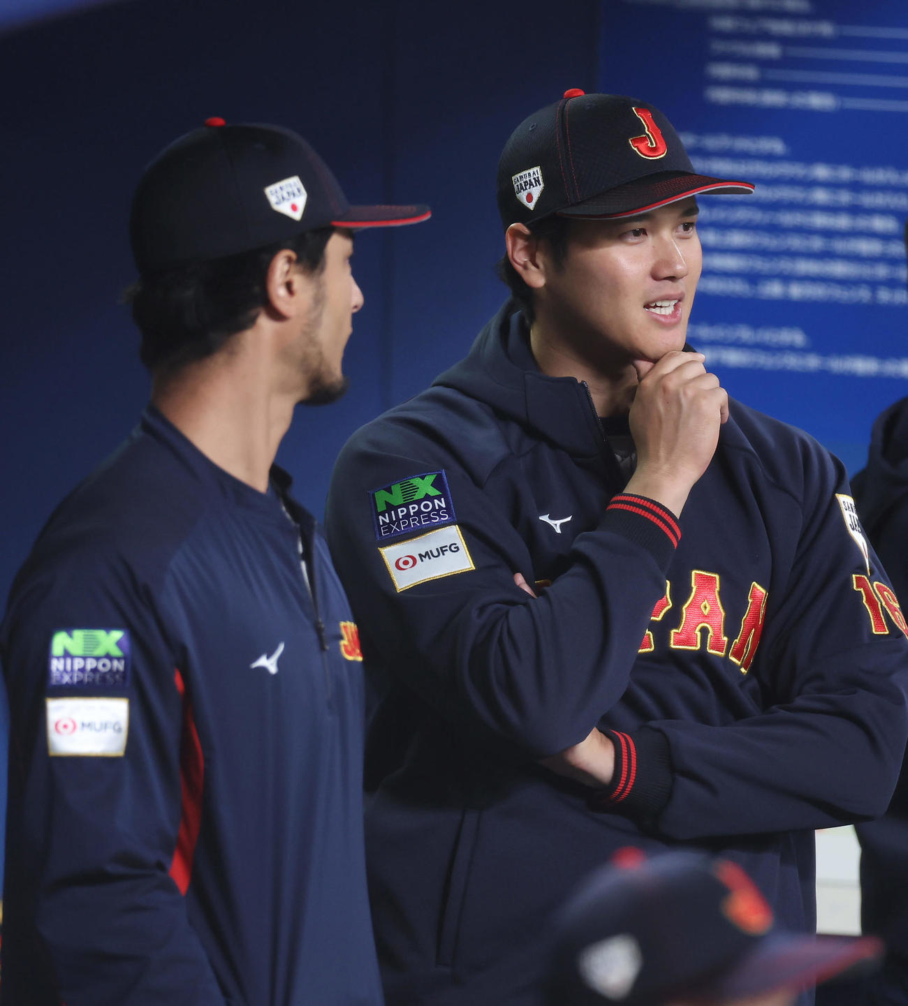 ベンチでダルビッシュ（左）と言葉を交わす大谷（撮影・前田充）