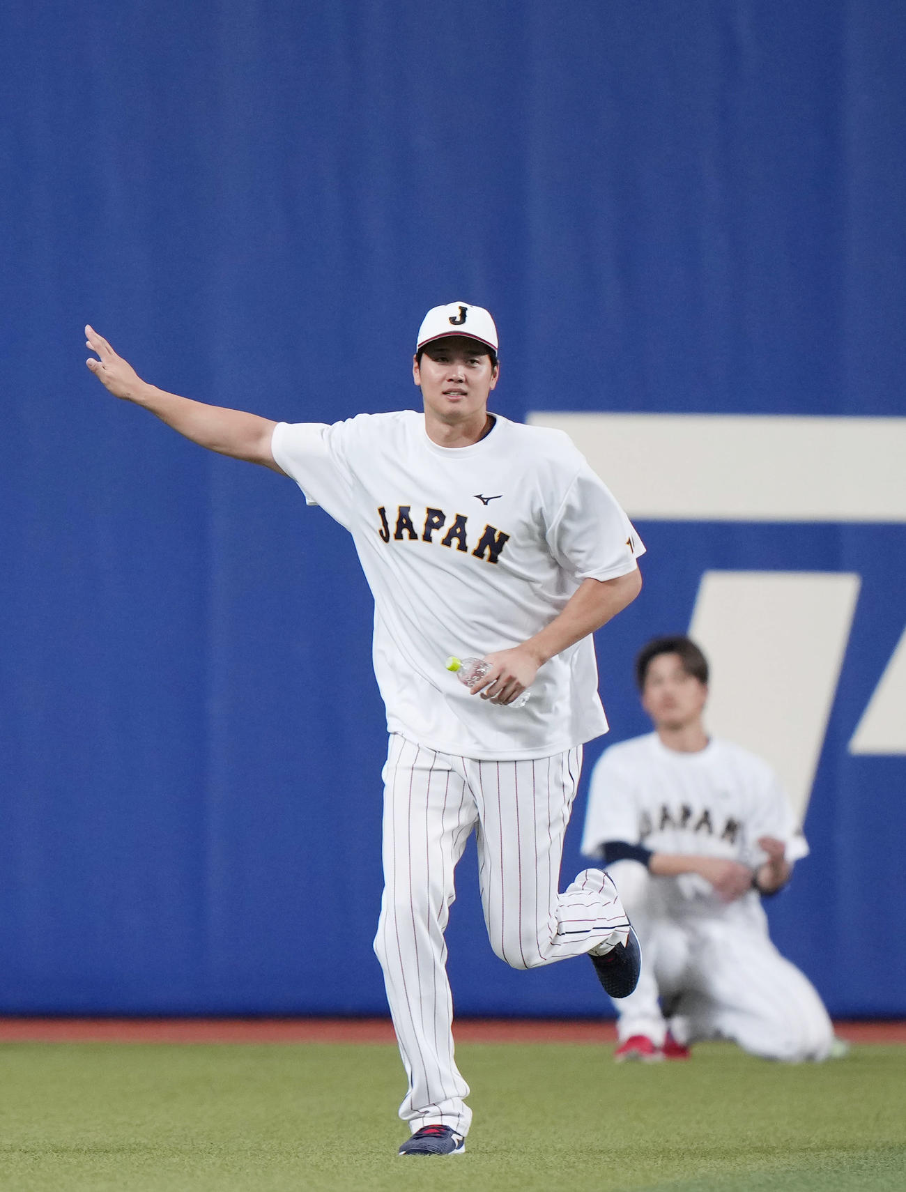 侍ジャパン対中日　試合前練習に登場し、ファンの声援に応える大谷（撮影・狩俣裕三）
