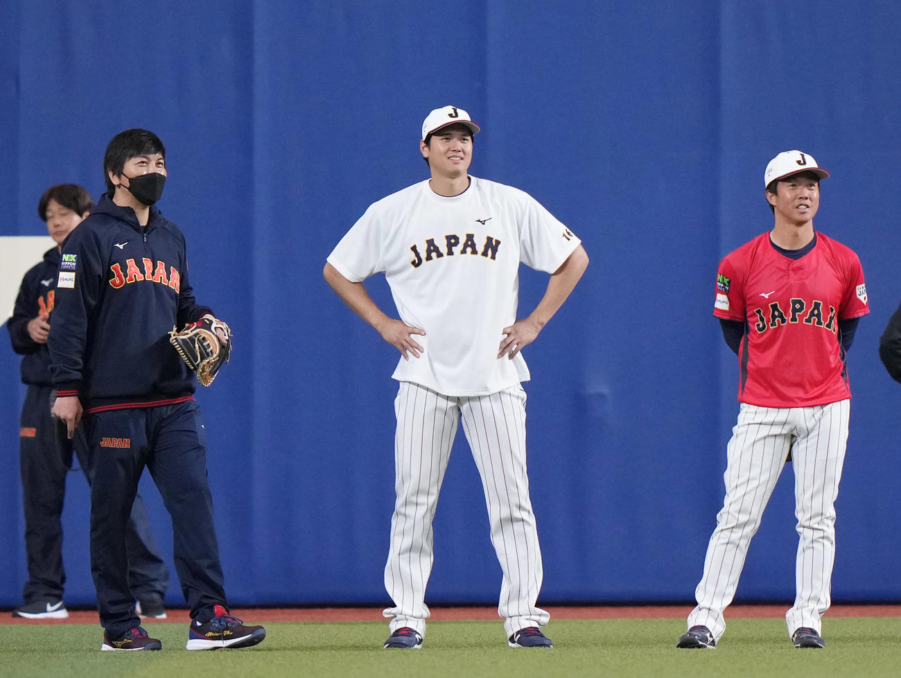 侍ジャパン対中日　試合前練習に登場し、水原通訳（左）、鶴岡（右）と談笑する大谷（撮影・狩俣裕三）