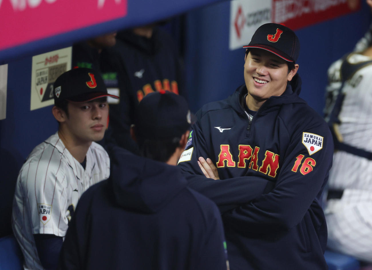 侍ジャパン対中日　ベンチで城石コーチ（中央）と談笑する大谷。左は佐々木（撮影・前田充）