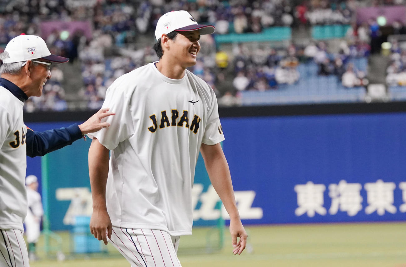 侍ジャパン対中日　試合前練習に登場し、白井ヘッドコーチ（左）と冗談を交わす大谷（撮影・狩俣裕三）