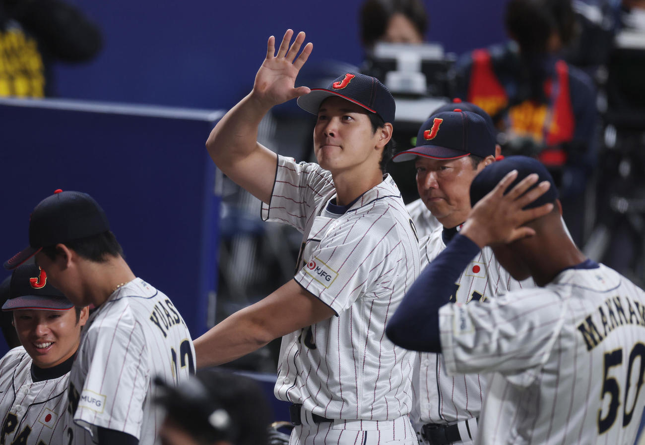 侍ジャパン対中日　試合前のセレモニーを終え、ファンに手を振りながらベンチへ戻る大谷（撮影・前田充）