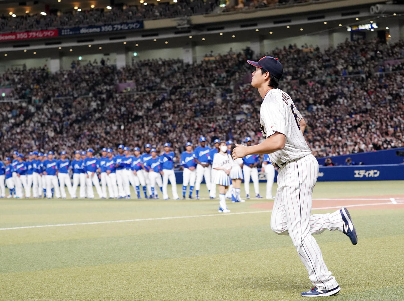侍ジャパン対中日　試合前セレモニーの選手紹介で登場する大谷（撮影・狩俣裕三）