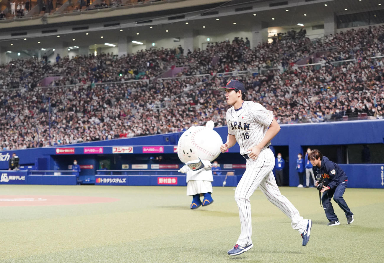 侍ジャパン対中日　試合前セレモニーの選手紹介で登場する大谷（撮影・狩俣裕三）