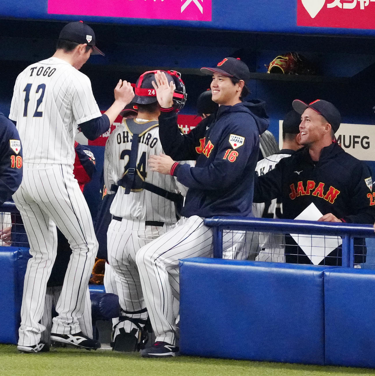 侍ジャパン対中日　4回表終了後、侍ジャパン戸郷（左）らを迎える大谷（中央）とラーヌートバー（撮影・江口和貴）