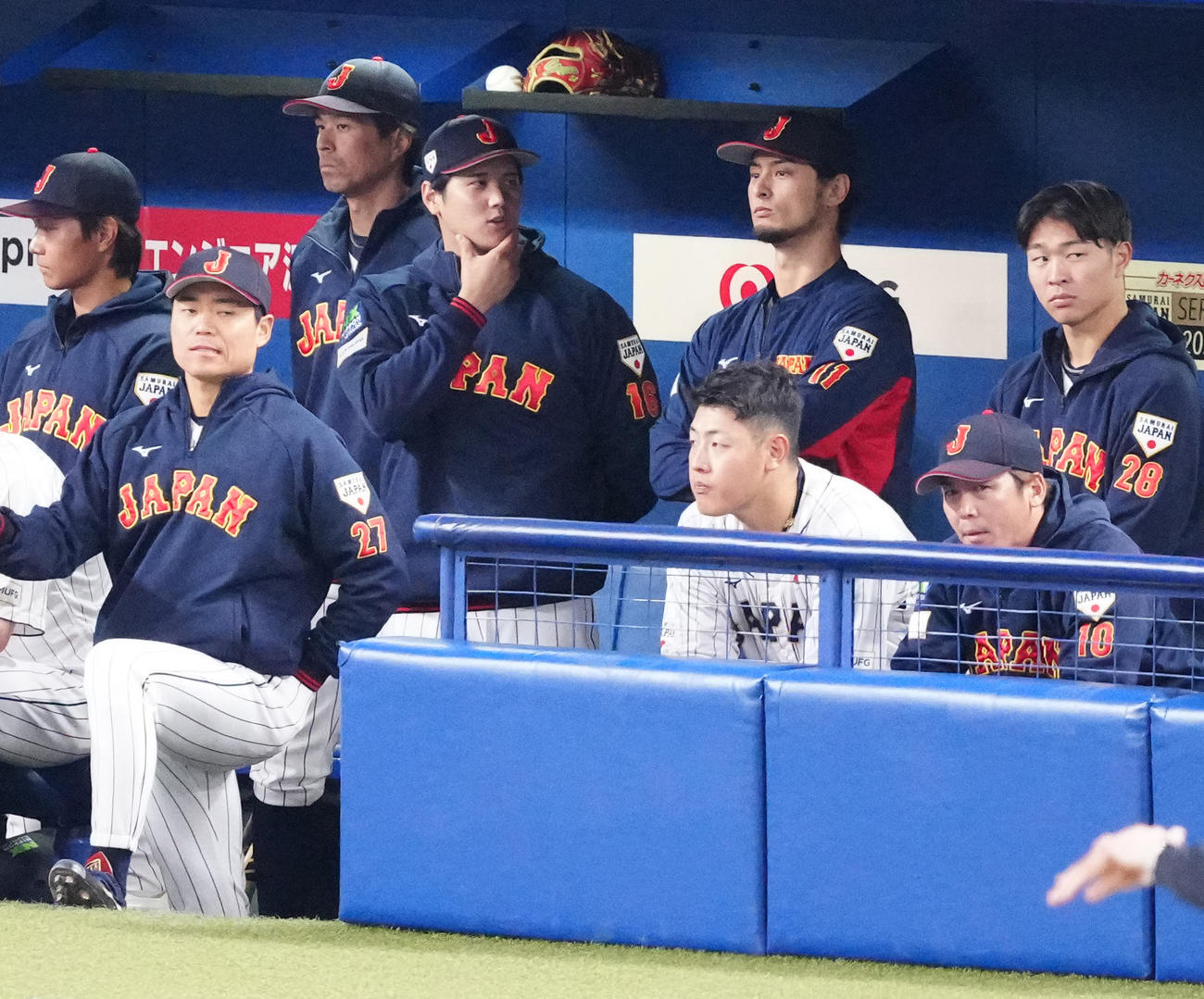 侍ジャパン対中日　3回裏、ベンチで言葉を交わすダルビッシュ（中央右）と大谷（同左）（撮影・江口和貴）