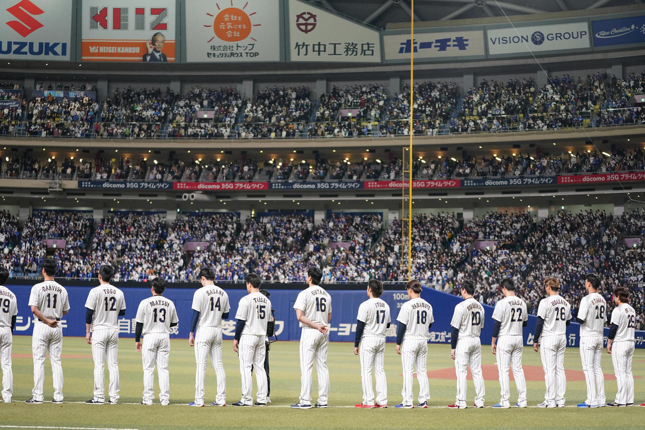 侍ジャパン対中日　試合前、君が代斉唱をする大谷（中央）ら侍ジャパンの選手たち（撮影・狩俣裕三）