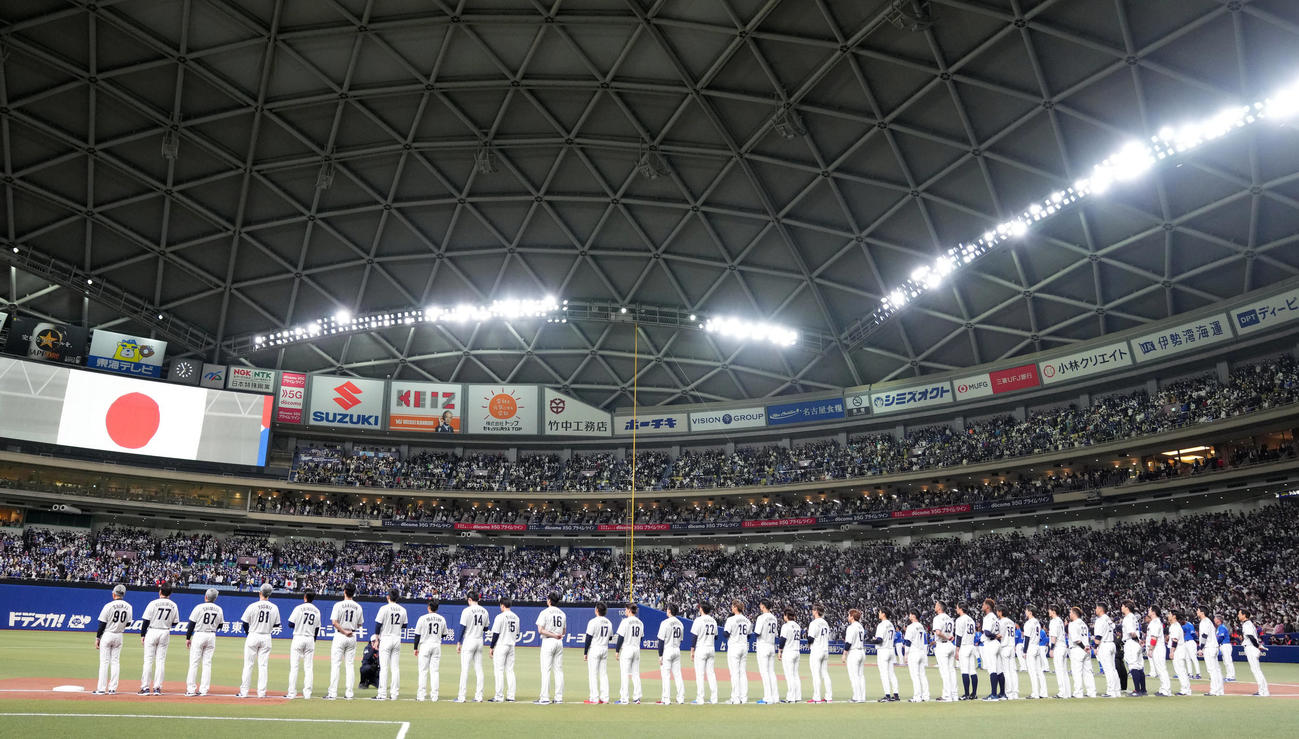 侍ジャパン対中日　試合前、君が代斉唱をする侍ジャパンの選手たち（撮影・狩俣裕三）