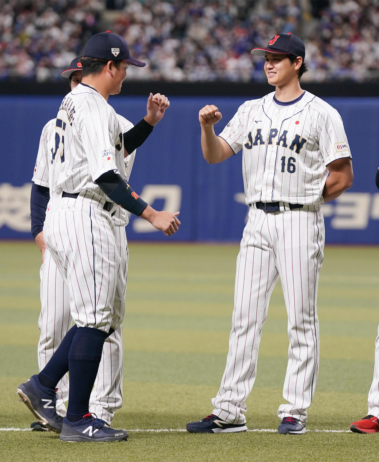 侍ジャパン対中日　試合前セレモニーの選手紹介で、村上（左）とタッチを交わす大谷（撮影・狩俣裕三）