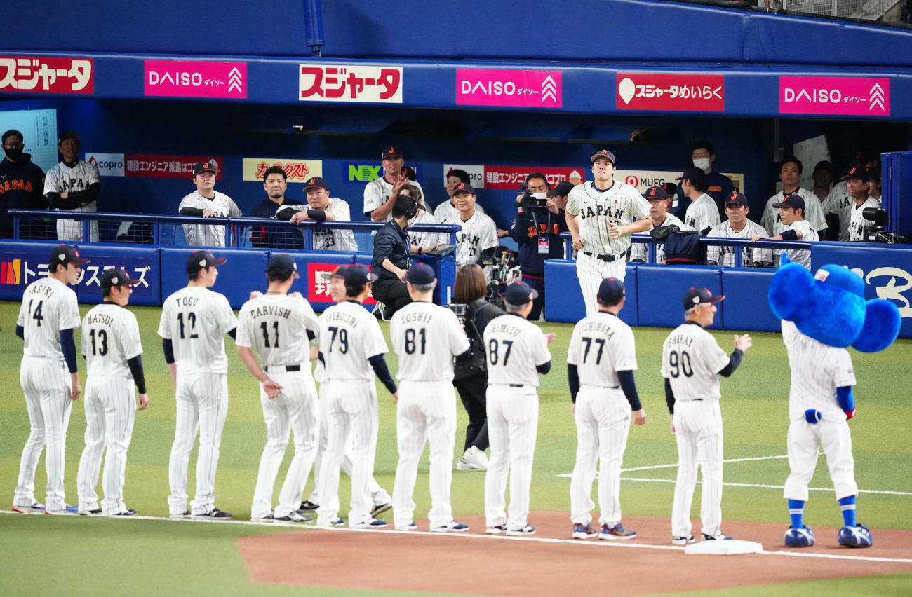 侍ジャパン対中日　試合前のセレモニーに臨む大谷（撮影・江口和貴）