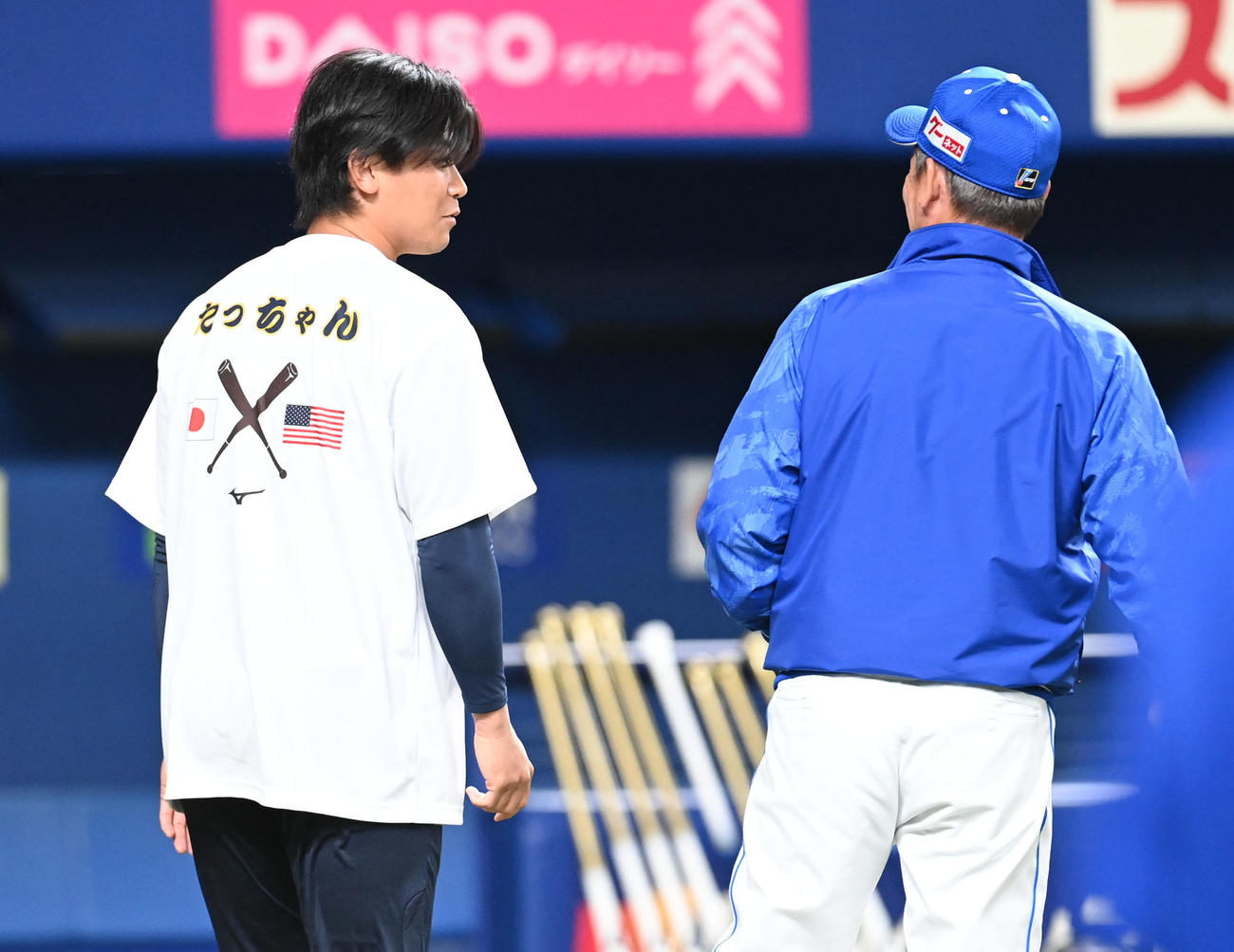 試合前、立浪監督と言葉を交わす今永（左）（撮影・森本幸一）