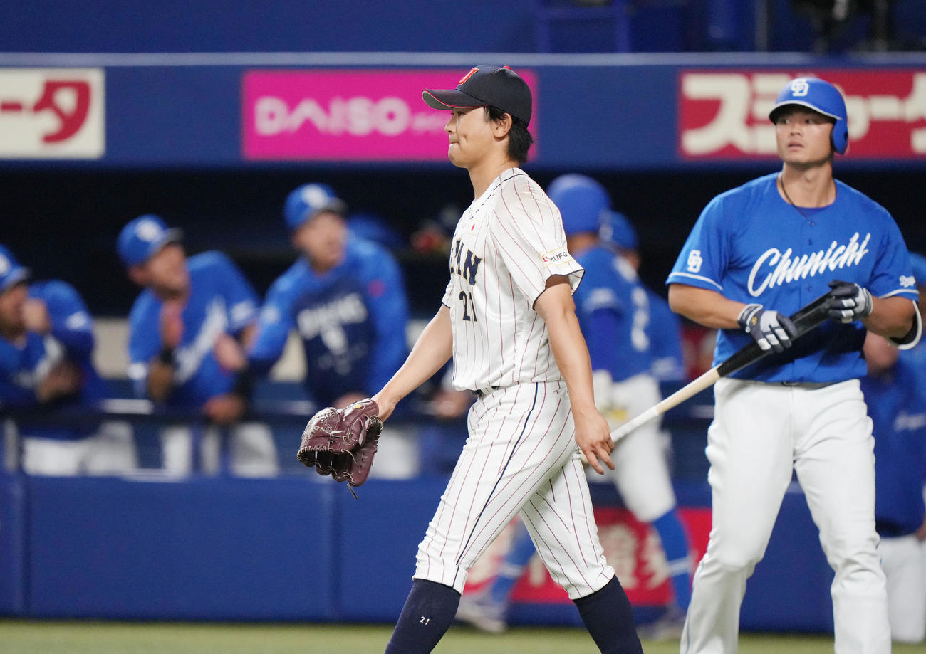 侍ジャパン対中日　3回表中日2死二塁、カリステに先制適時打を許す侍ジャパン先発今永（左）。右は細川（撮影・狩俣裕三）