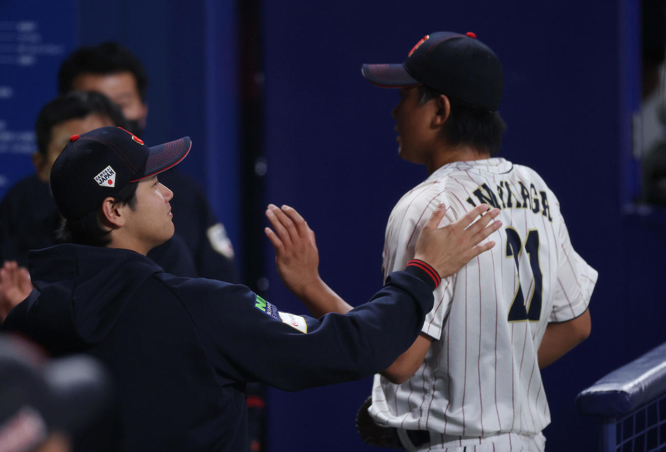 侍ジャパン対中日　3回表を投げ終えた今永（右）を迎える大谷（撮影・前田充）