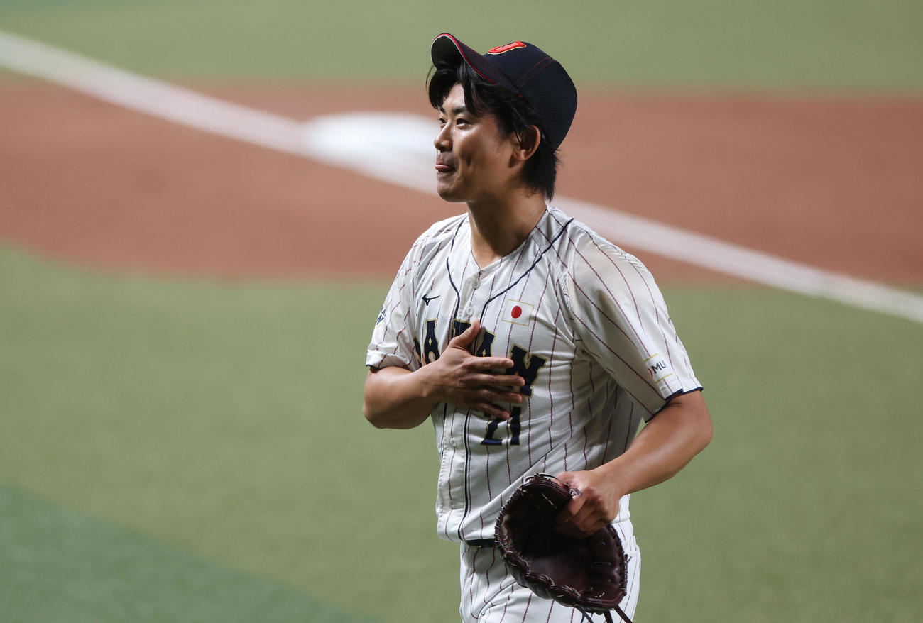 侍ジャパン対中日　1回表中日2死一、二塁、カリステをけん制で刺しピンチをしのぐ今永（撮影・前田充）