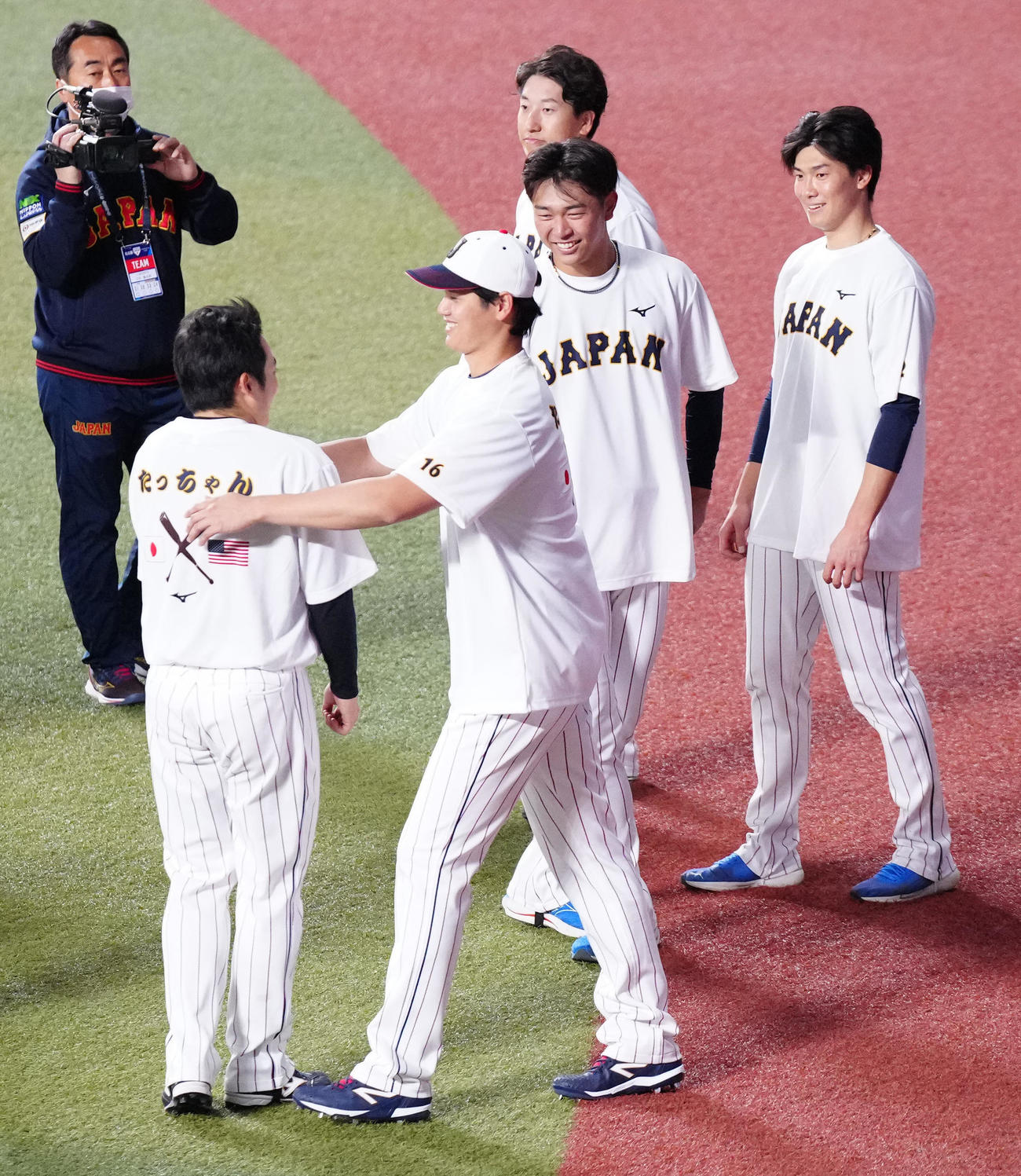 合流し、松井（手前左）に抱きつく大谷（撮影・江口和貴）