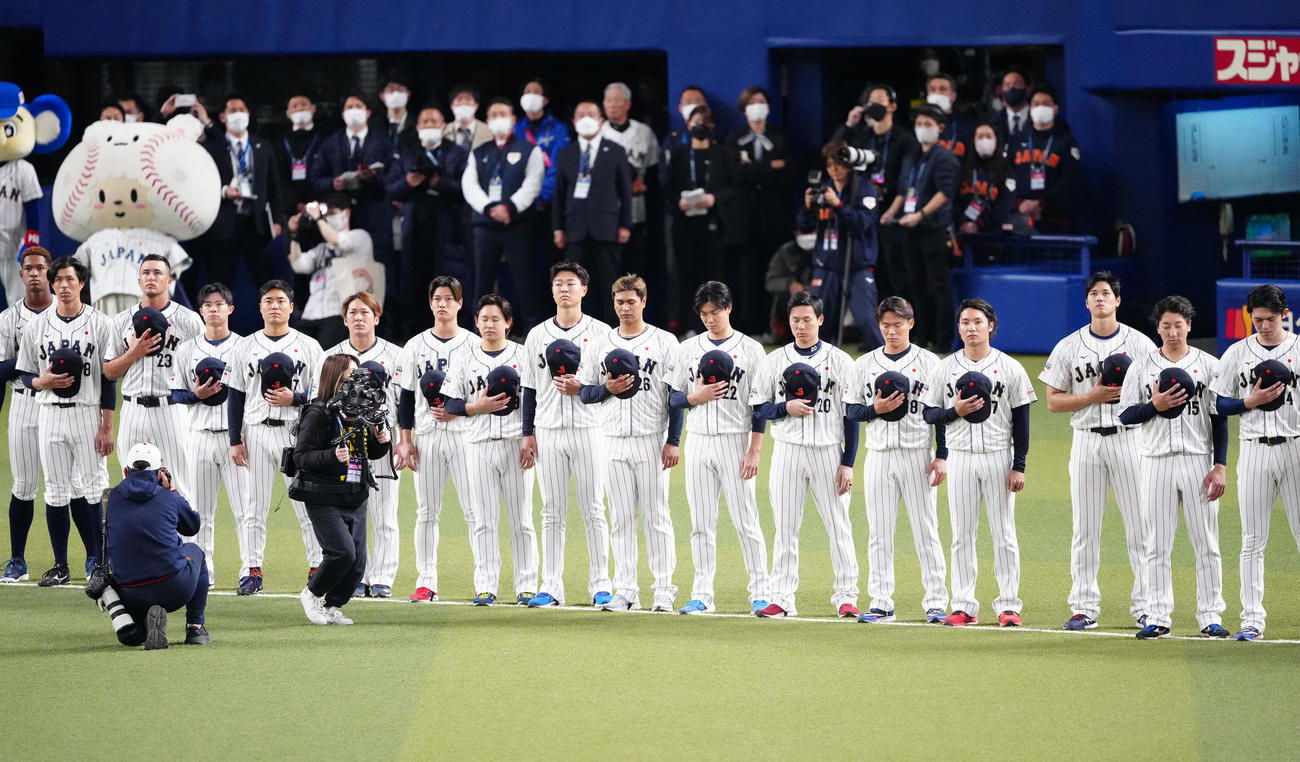 侍ジャパン対中日　試合前のセレモニーで君が代斉唱する選手たち（撮影・江口和貴）