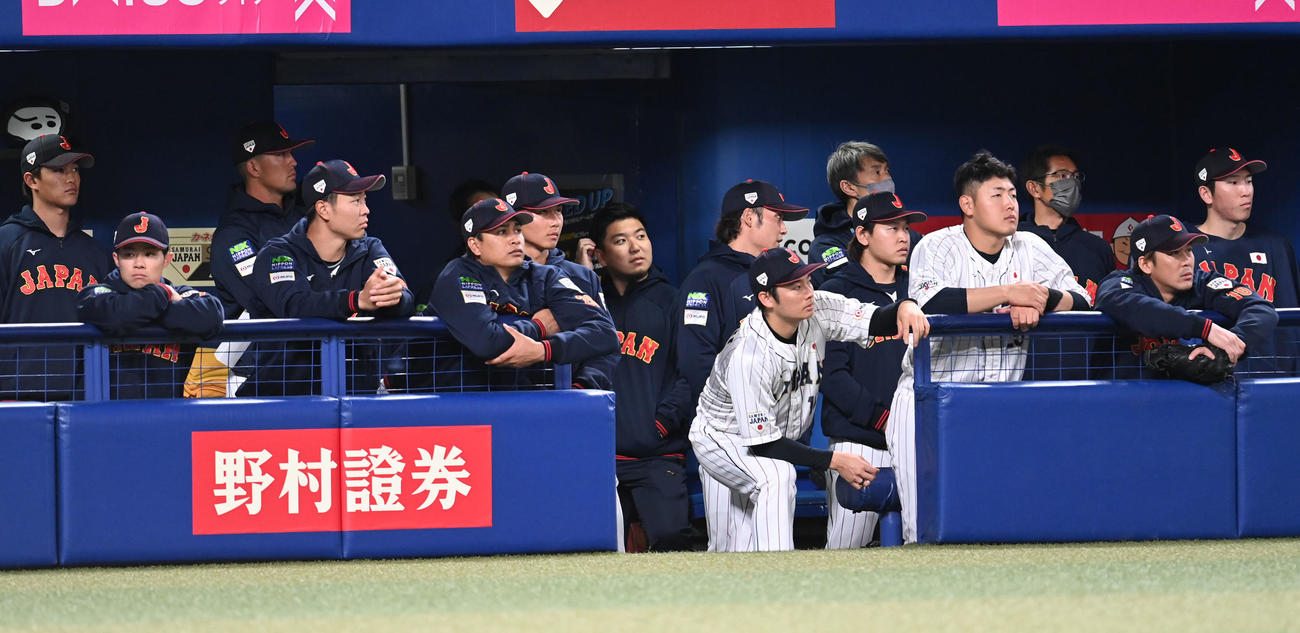 壮行試合侍ジャパン対中日　7回表中日2死満塁、木下に左2点適時打を打たれグラウンドを見つめる侍ジャパンナイン（撮影・森本幸一）