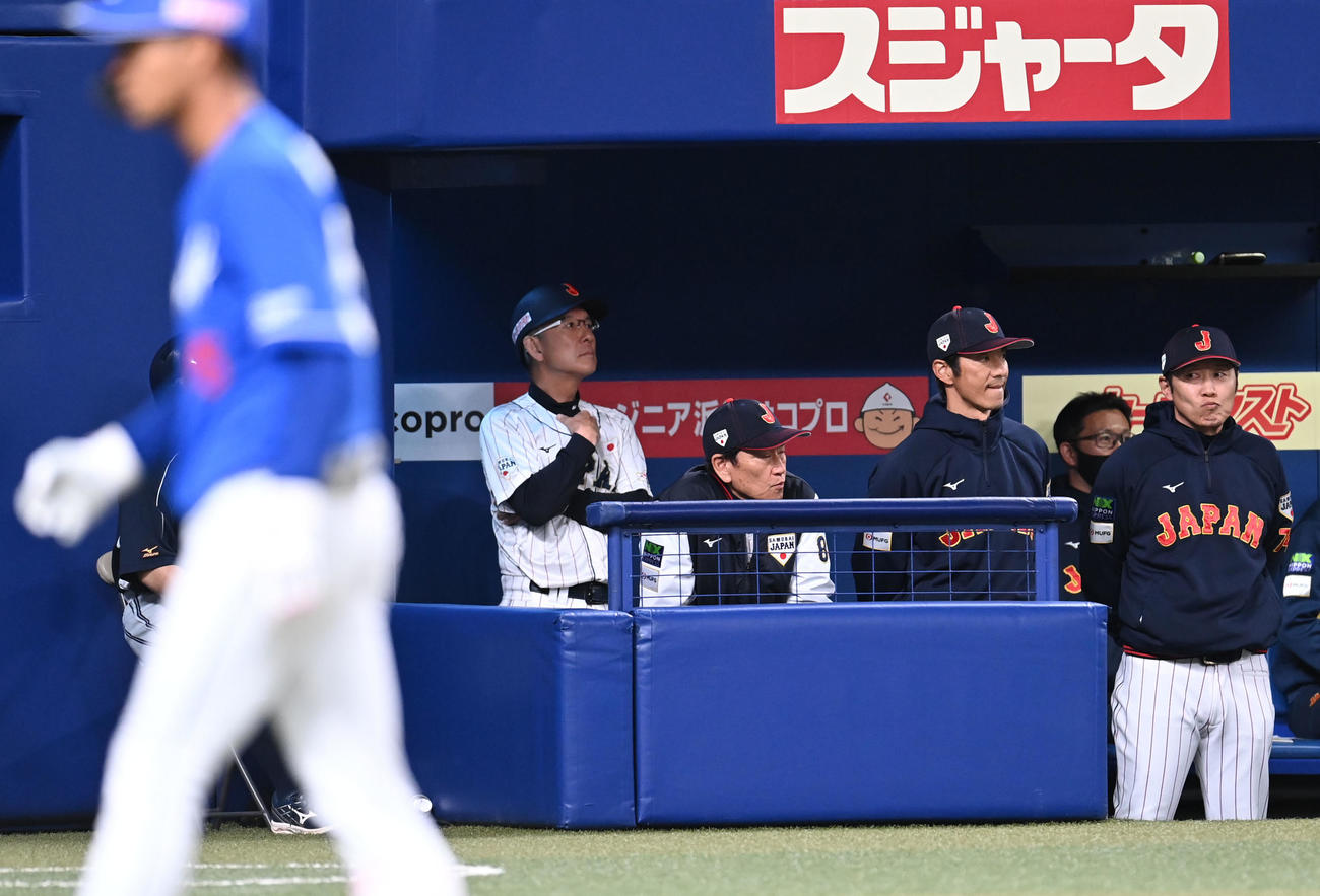 壮行試合侍ジャパン対中日　7回表中日2死満塁、木下に左2点適時打を打たれグラウンドを見つめる栗山監督（中央）（撮影・森本幸一）