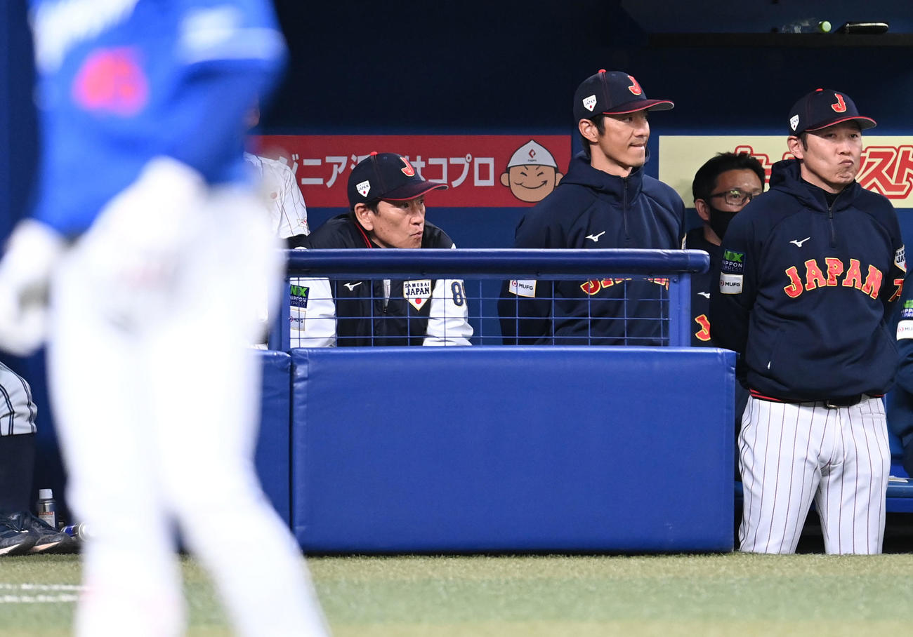 壮行試合侍ジャパン対中日　7回表中日2死満塁、木下に左2点適時打を打たれグラウンドを見つめる栗山監督（左）（撮影・森本幸一）