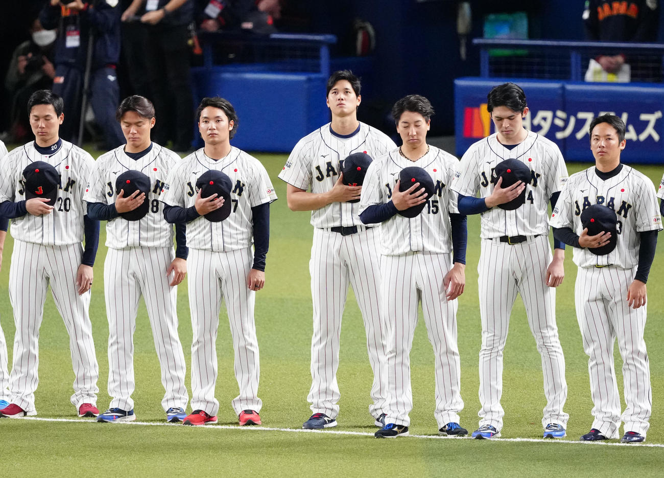 侍ジャパン対中日　試合前のセレモニーで君が代斉唱する大谷（中央）ら選手たち（撮影・江口和貴）