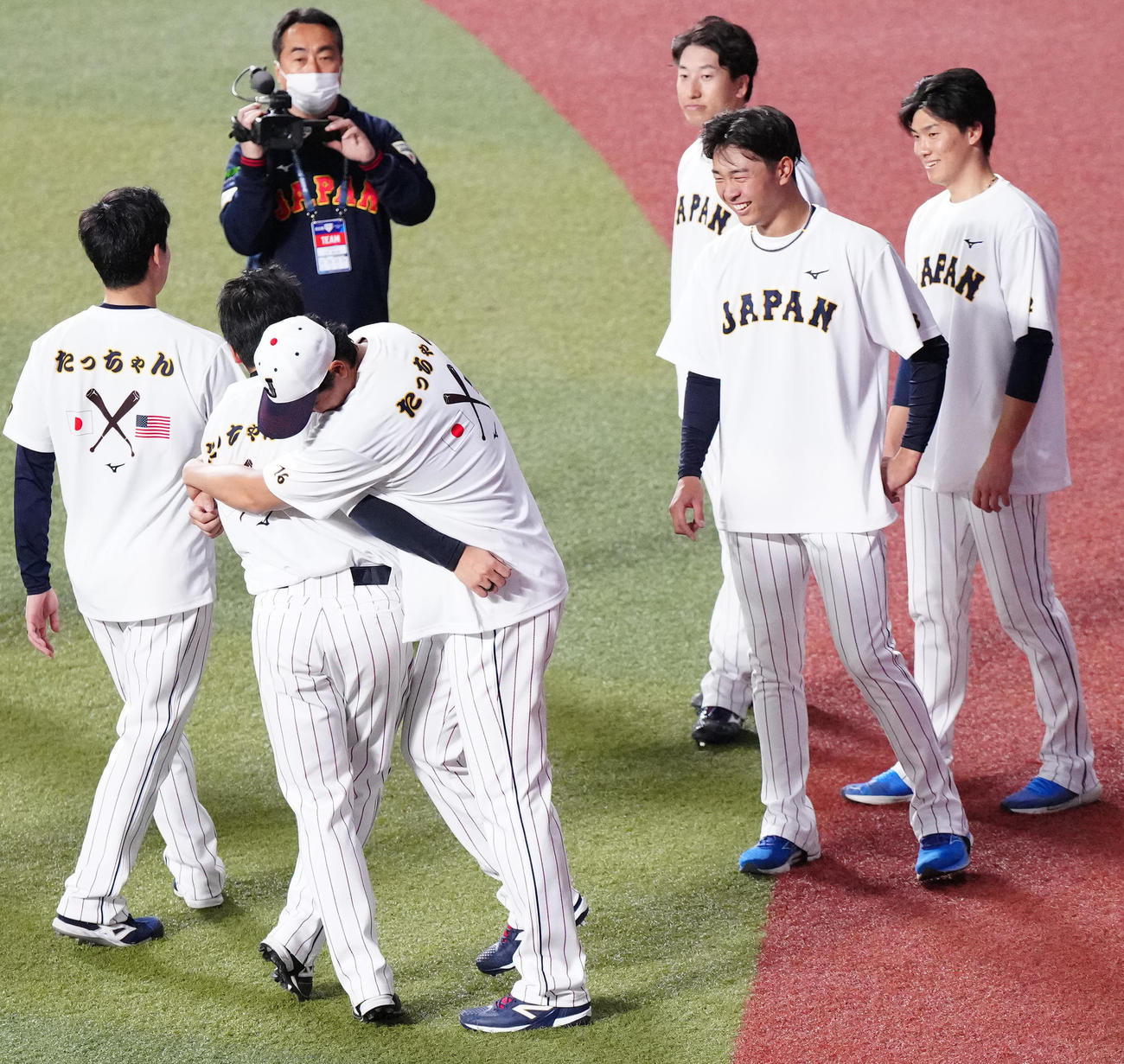 合流し、松井裕樹（手前左から2人目）に抱きつく大谷翔平（撮影・江口和貴）
