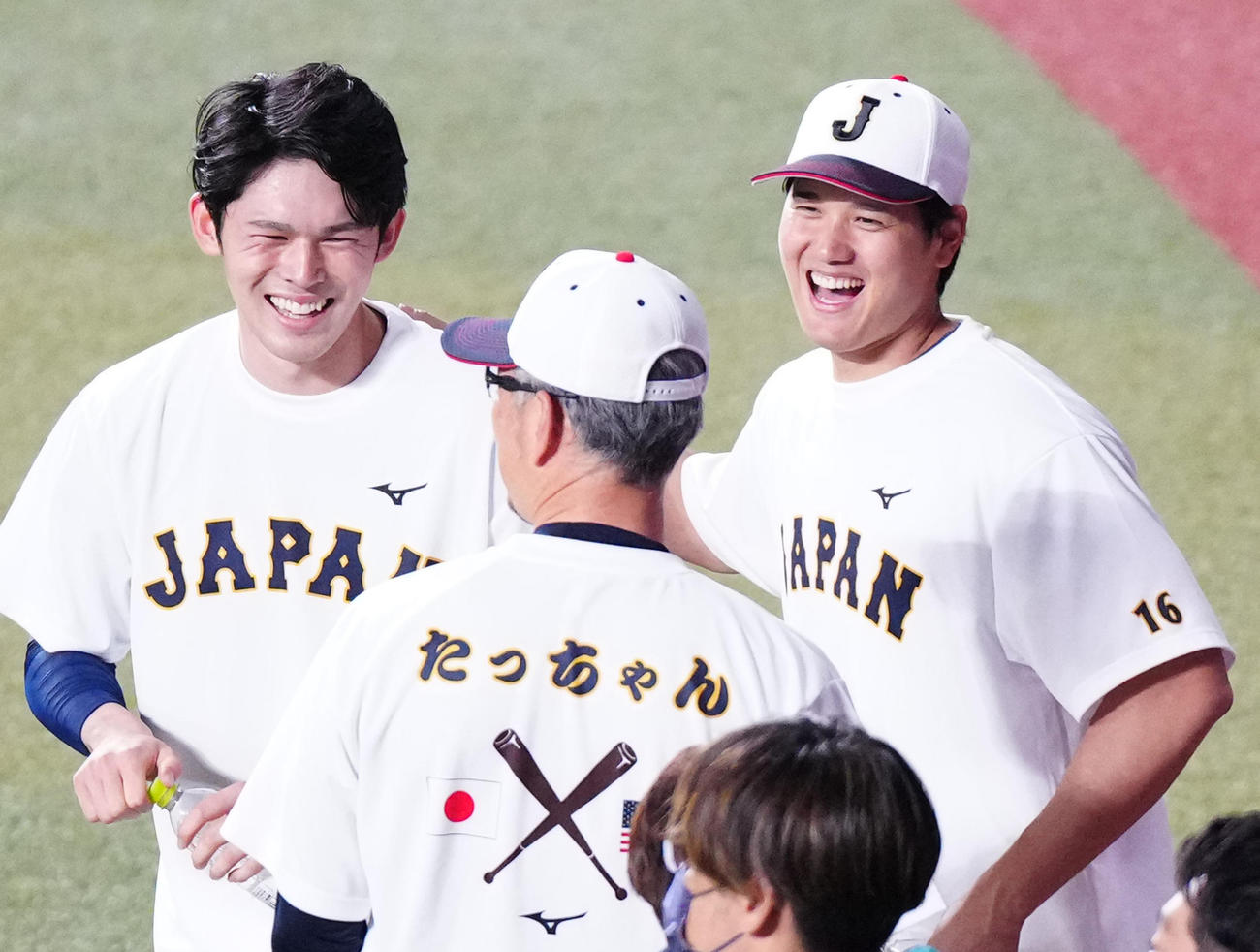 練習中、吉井投手コーチ（中央）と談笑する大谷（右）と佐々木（撮影・江口和貴）