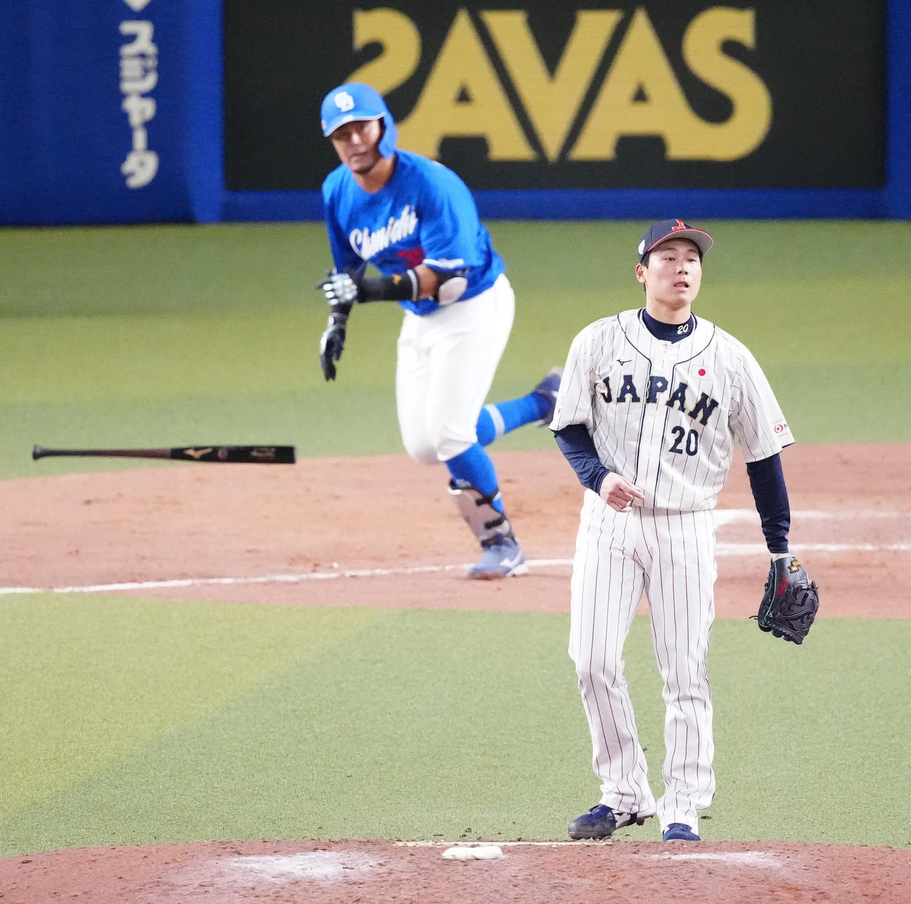 侍ジャパン対中日　7回表中日2死満塁、木下（後方）に2点適時打を浴びる栗林（撮影・江口和貴）